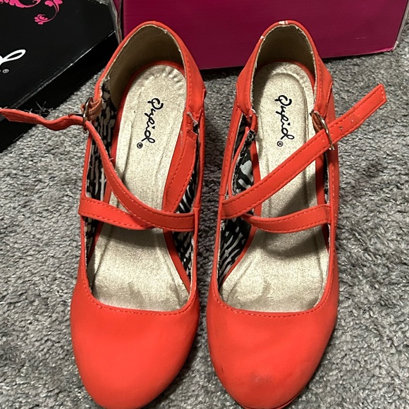 Cupid size 7.5 Tangerine Wedges - Picture 3 of 6